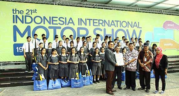 IIMS 2013, Sumbangan buku di IIMS: Sebanyak 500 Pelajar Telah Mengunjungi IIMS 2013