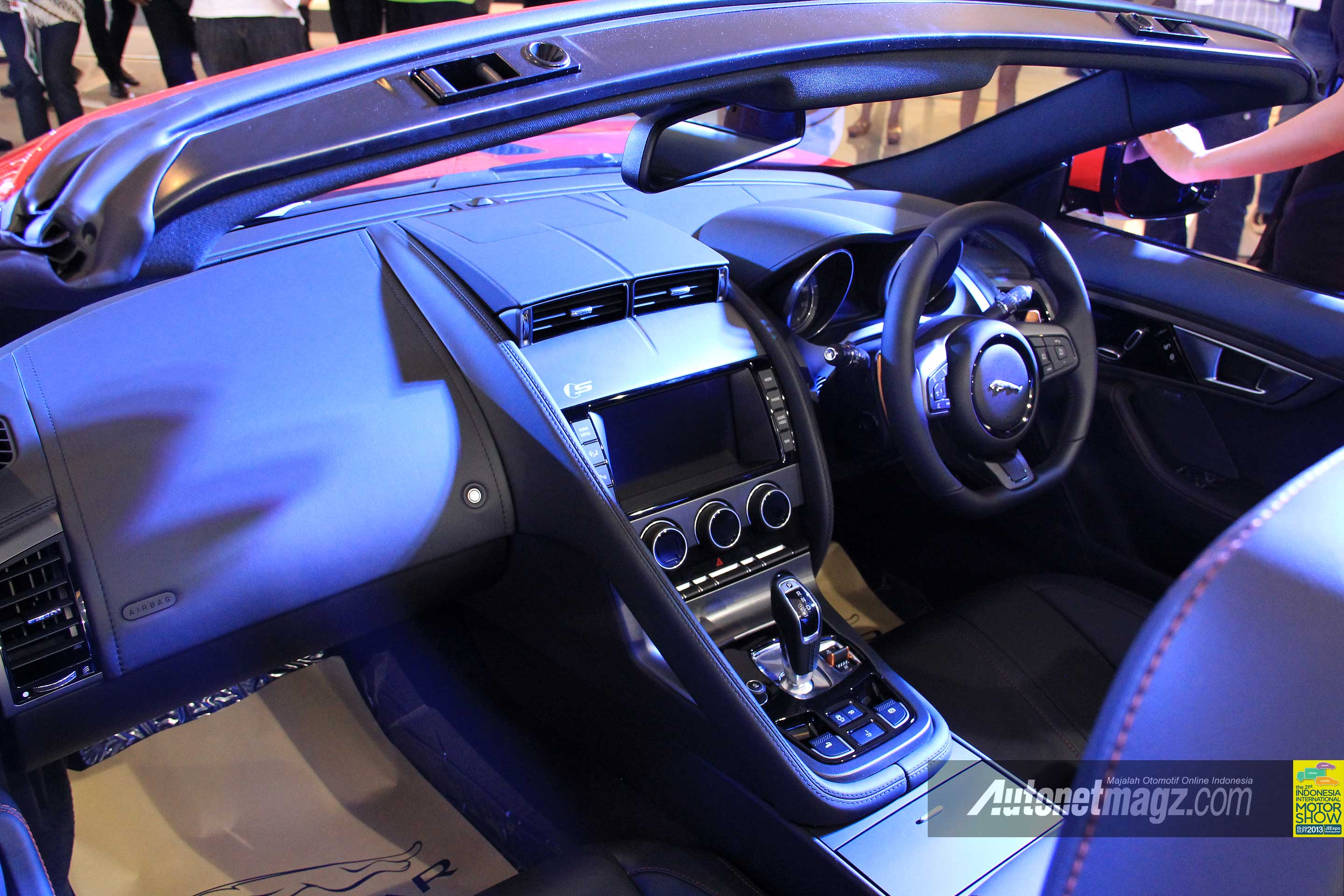 IIMS 2013, Kokpit Interior Jaguar-F-Type: Jaguar F-Type : 2013 World Car Design Of The Year Kini Hadir di Indonesia