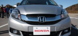 Honda Mobilio warna silver yang sedang diuji coba di sirkuit Motegi Jepang
