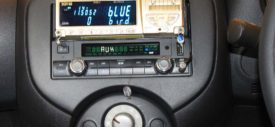 Koneksi USB penumpang belakang taksi Blue Bird Nissan Almera