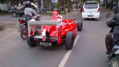 Pria Lombok Membuat Replica Ferrari F1 Dari Daihatsu Hijet 1980 Pria Lombok Membuat Replica Ferrari F1 Dari Daihatsu Hijet 1980