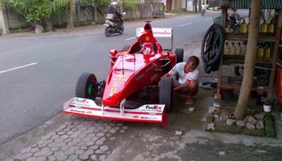 Pria Lombok Membuat Replica Ferrari F1 Dari Daihatsu Hijet 1980 Pria Lombok Membuat Replica Ferrari F1 Dari Daihatsu Hijet 1980