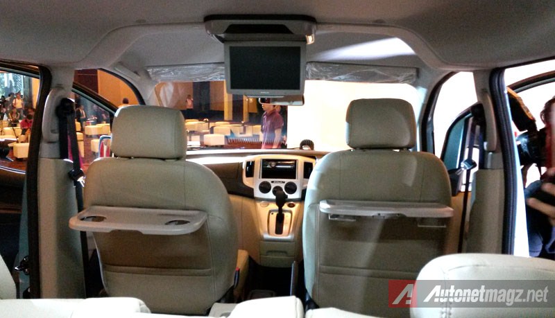 Nissan, Nissan Evalia Facelift Mounted TV: First Impression Review Nissan Evalia Facelift 2014