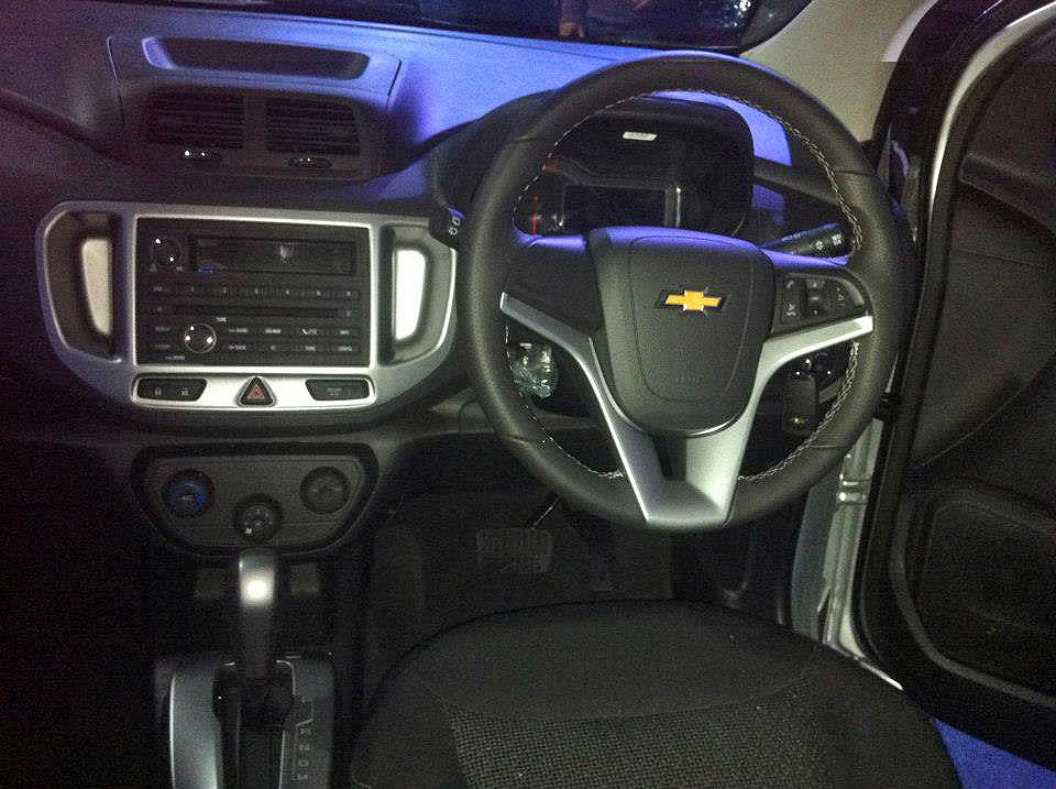 Chevrolet, Black interior Chevrolet Spin Activ: Chevrolet Spin Activ Bergaya Crossover Resmi Diluncurkan
