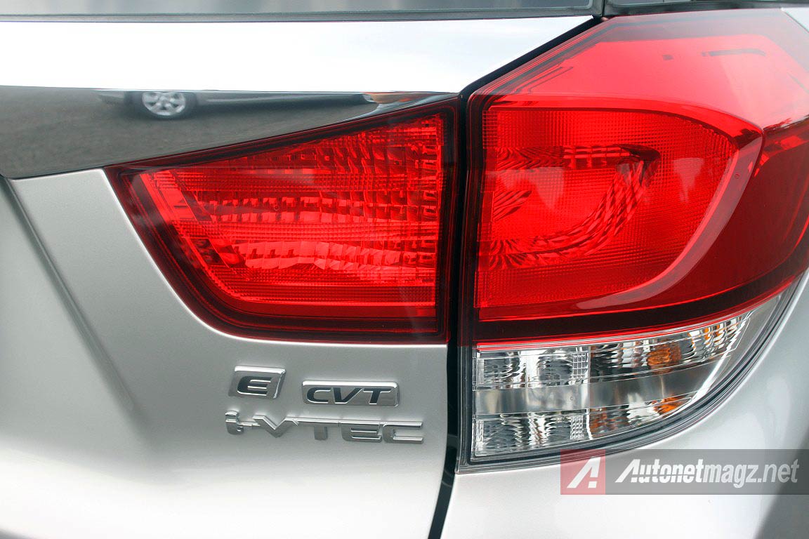 Honda, Lampu stoplamp belakang Honda Mobilio tipe E CVT: Review Honda Mobilio Prestige AT by AutonetMagz [with Video]