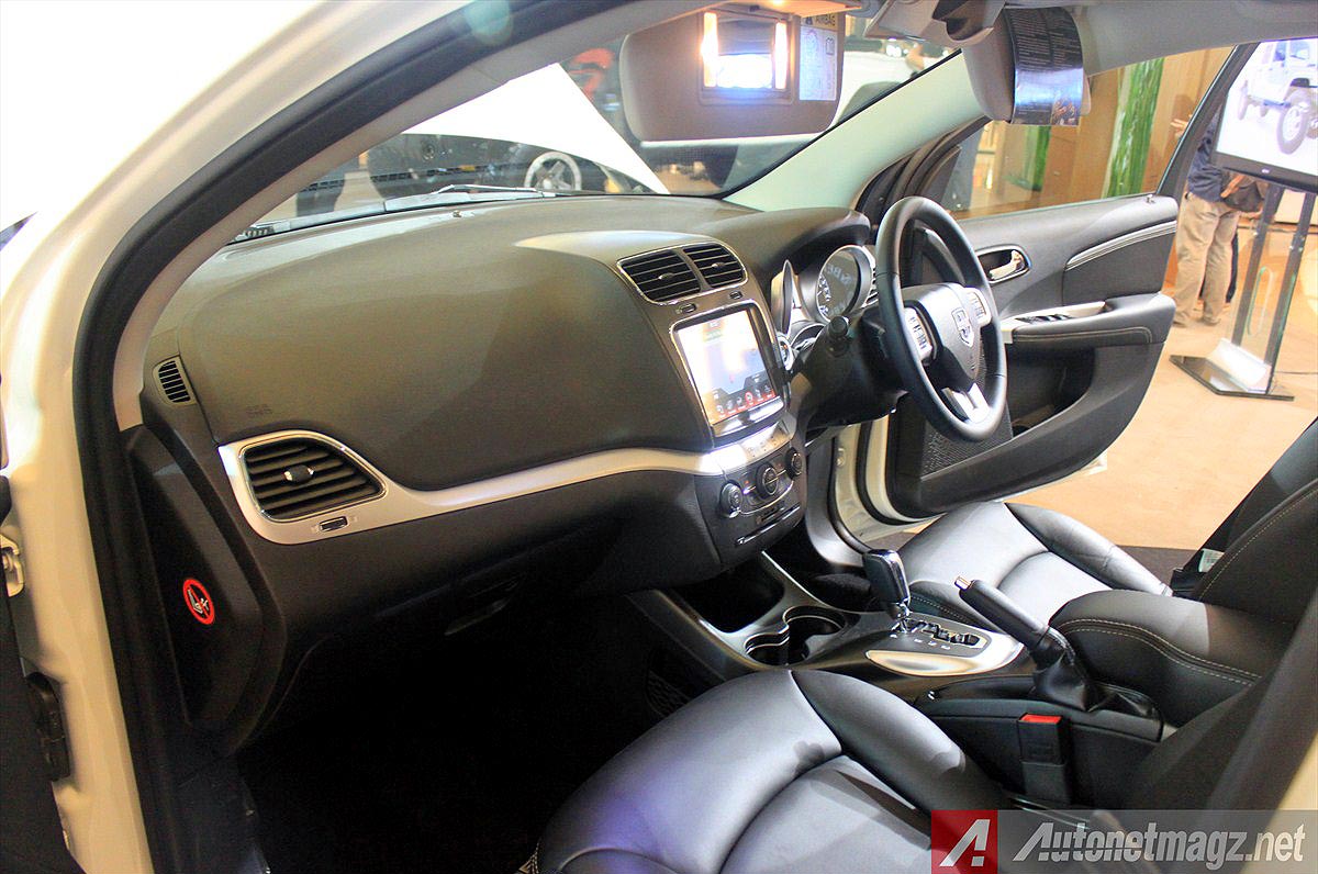 Dodge, Interior dashboard Dodge Journey 2014: New Dodge Journey 6-Speed 2014 Resmi Dijual