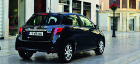 2015 Toyota Yaris black brown interior