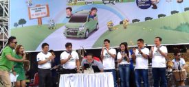 Davy J Tuilan Marketing Director Suzuki Indonesia (kedua dari kiri) menjelaskan Jalan-Jalan Karimun Wagon R  bentuk apresiasi Suzuki Indonesia untuk pengguna Karimun