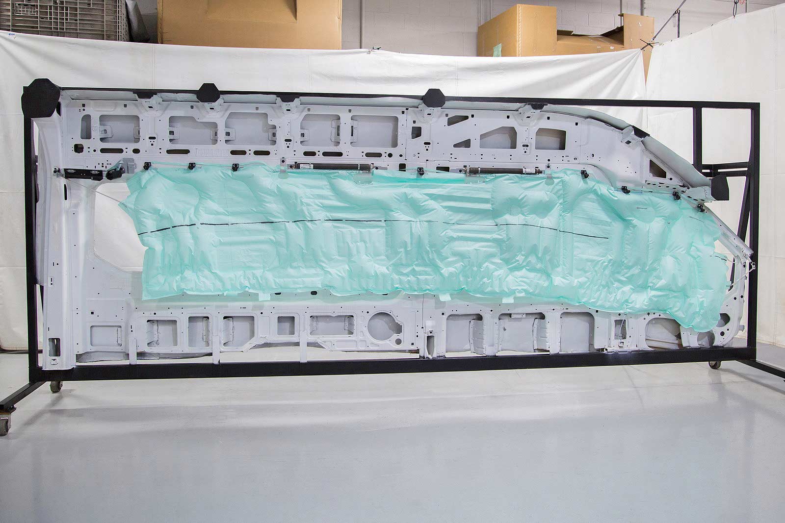 Ford, Ini airbag terbesar yang ada pada mobil Ford Transit: Airbag Tirai Terbesar dari Ford