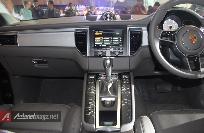Nasional, porshce macan dashboard: First Impression Review Porsche Macan Indonesia