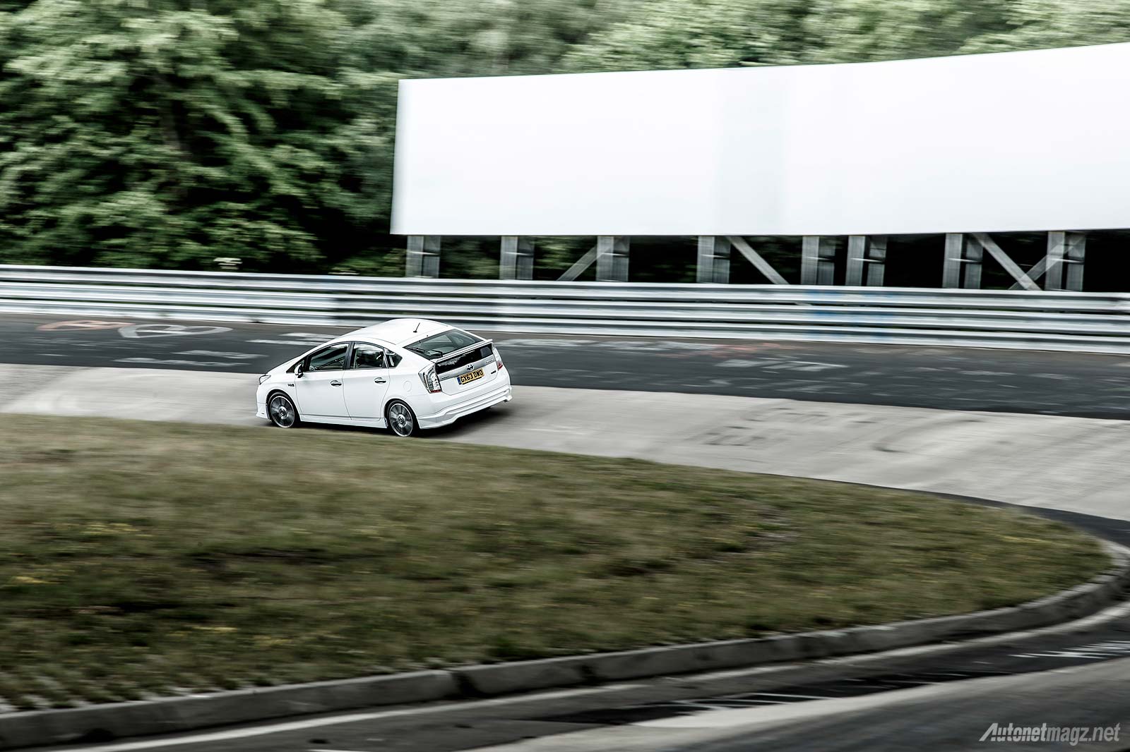 Berita, Wallpaper Toyota Prius Plug-in Hybrid TRD Nurburgring best laps: Toyota Recall Prius V Untuk Benahi Modul Airbag
