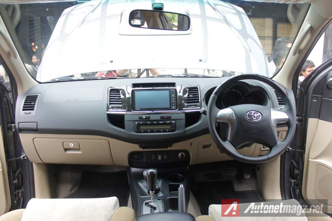 Mobil Baru, Dashboard-Toyota-Fortuner-2014: Toyota Fortuner Diesel 4×4 Hadir di Indonesia