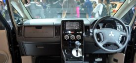 Fitur dan tombol cruise control di setir Mitsubishi Delica
