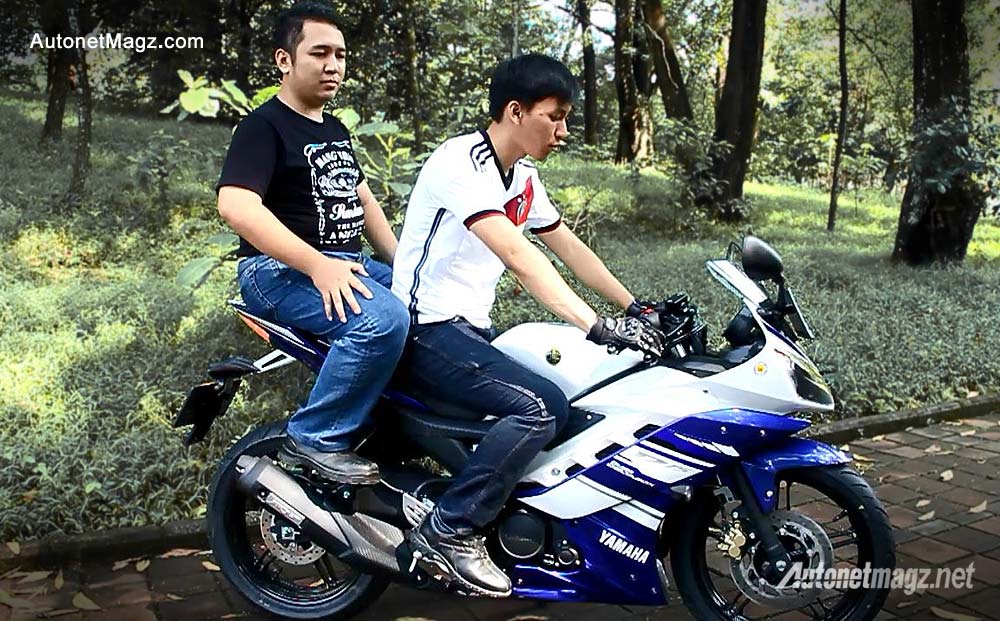 Review, Posisi boncengan boncengers di Yamaha YZF-R15: Test Ride Yamaha R15 Indonesia by AutonetMagz [with Video]