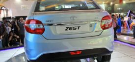 SPG seksi IIMS 2014 bersama small sedan Tata Zest