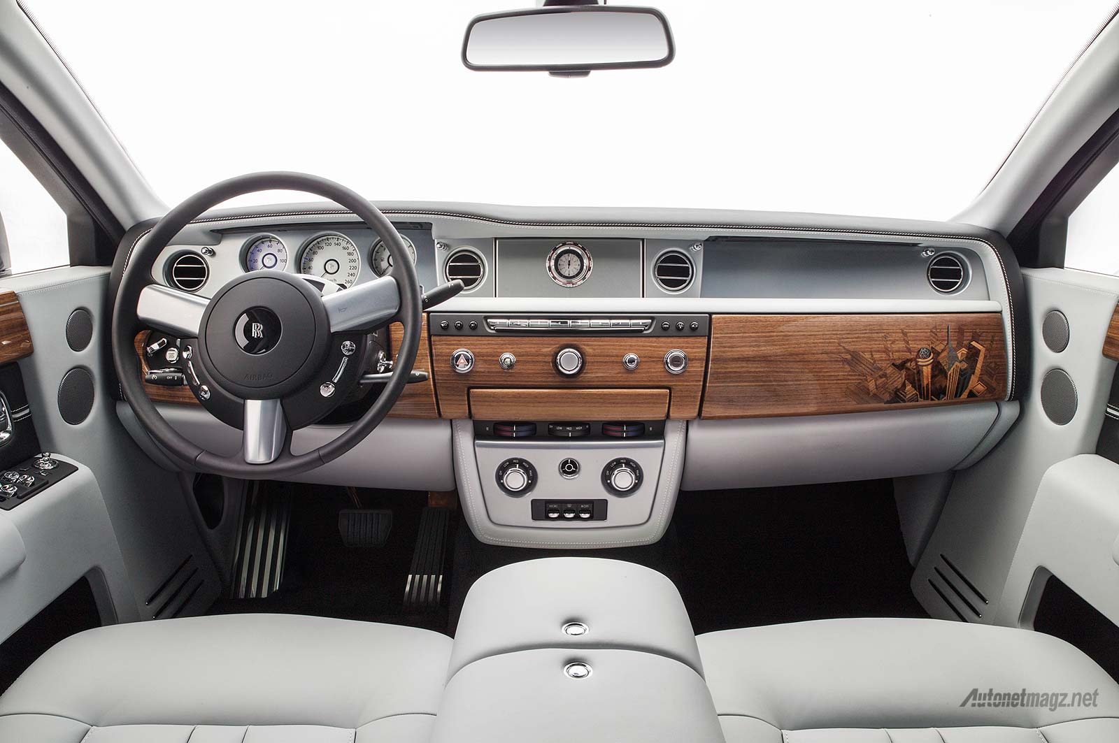 Berita, Interior daleman mobil paling mahal di dunia Rolls-Royce Phantom Metropolitan 2015: Rolls-Royce Phantom Metropolitan Collection Hanya Dibuat 20 Unit!