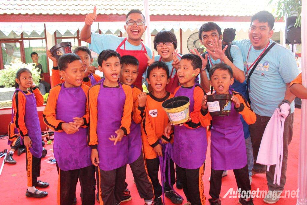 Berita, Foto-bersama-We-care-we-share-mitsubishi: Mitsubishi Indonesia Kembali Beri Bantuan Untuk Pendidikan Indonesia