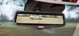Rear parking camera pada kaca spion mundur dalam mobil Cadillac