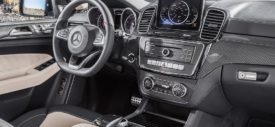 Handling SUV Mercedes-Benz 450 GLE AMG