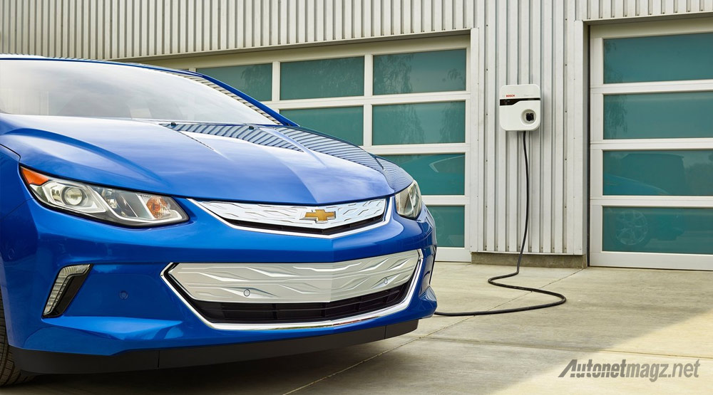 Berita, Pengisian-baterai-chevrolet-volt: Chevrolet Volt 2016 Bisa Jalan 81 Kilometer Tanpa Bensin