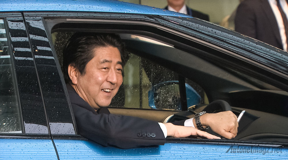 Berita, perdana-menteri-jepang-pakai-toyota-mirai: Pemesan Pertama Toyota Mirai Ternyata Perdana Menteri Jepang