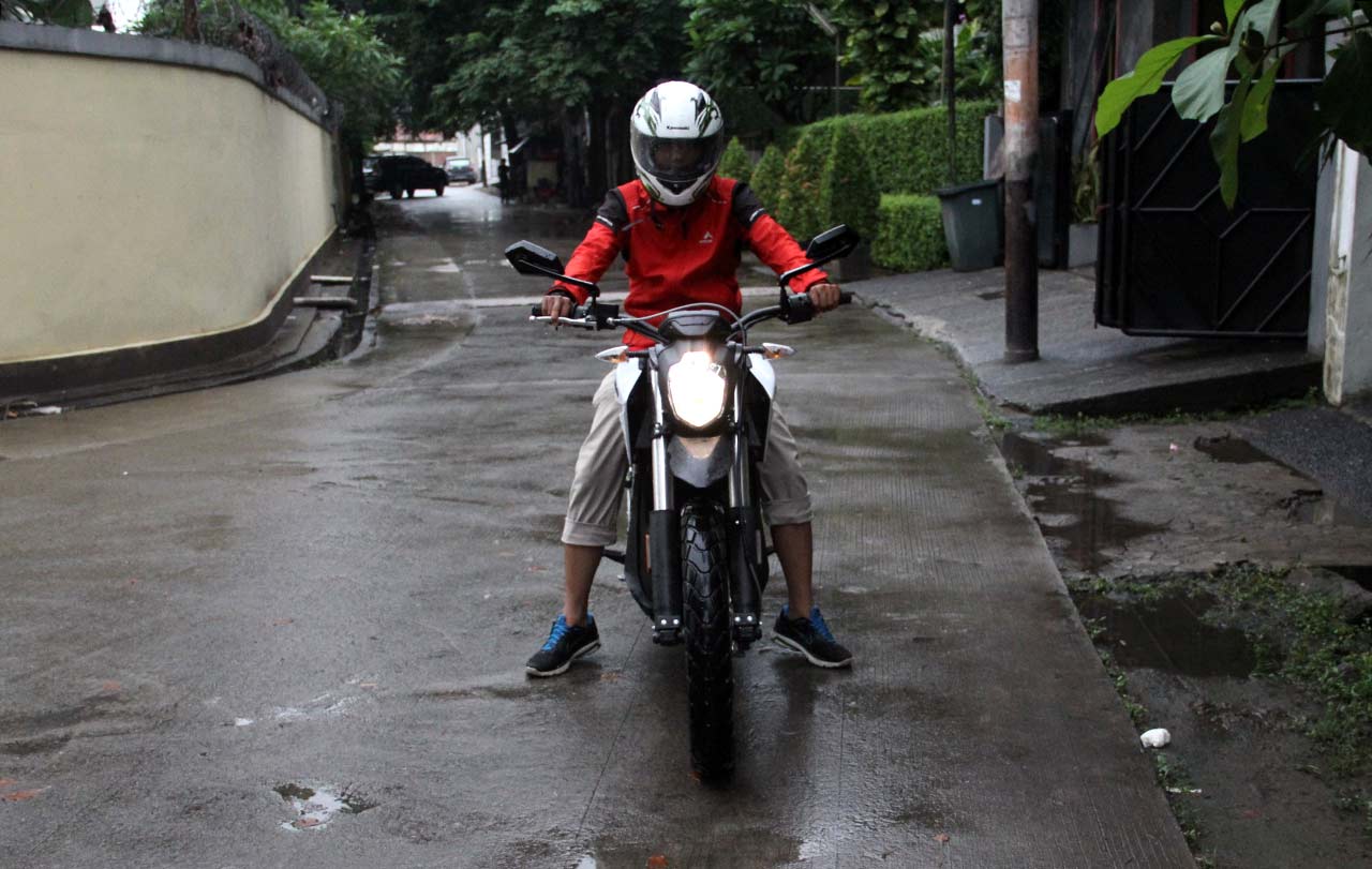 Motor Baru, Posisi-mengemudi-Motor-Listrik-Zero-DS: Test Ride Zero DS Indonesia: Ternyata Asik Juga!