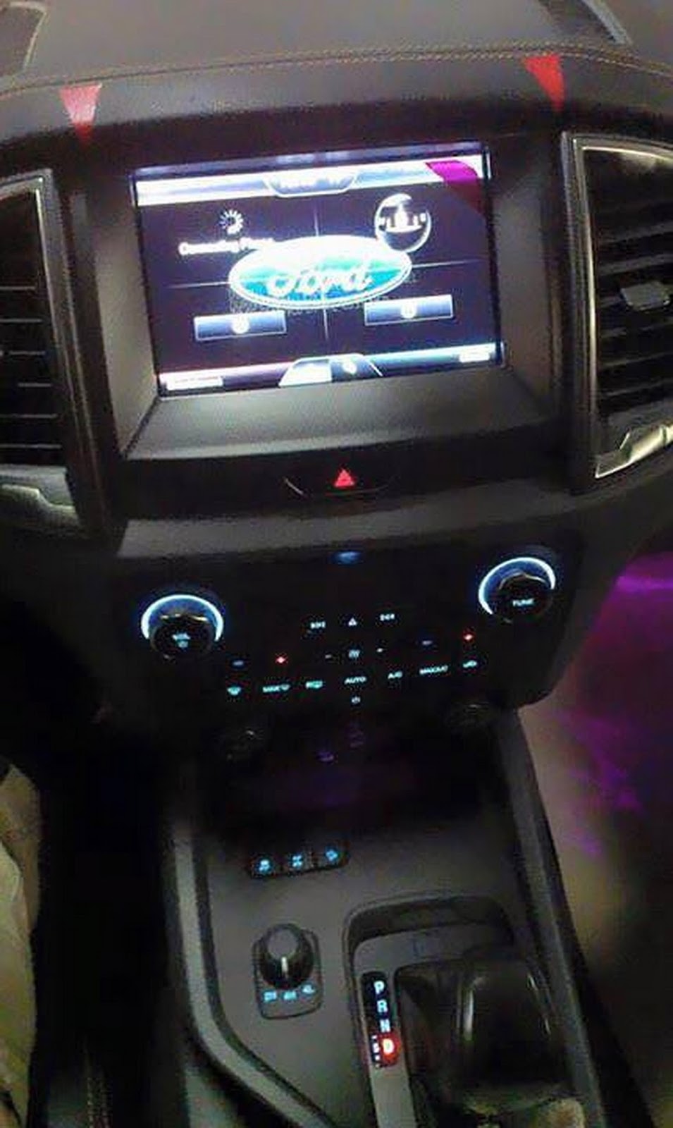 Berita, Touchscreen Ford Ranger 2015: Kali Ini Foto Interior dan Fitur Ford Ranger 2015 Bocor!