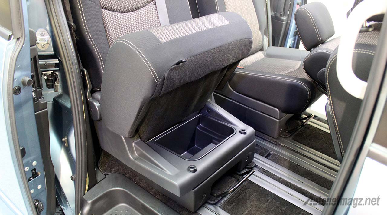 Mobil Baru, 2015-Nissan-Serena-Facelift-Hidden-Storage: First Impression Review Nissan Serena Facelift 2015 oleh AutonetMagz