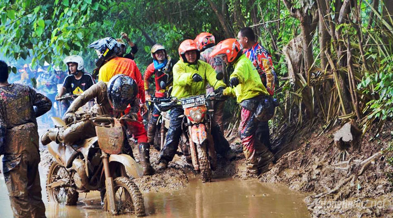Berita, berpetualan-bersama-motor-viar: Viar Sabet Rekor MURI untuk Kegiatan Touring Keliling Indonesia dengan Cross X 200 SE