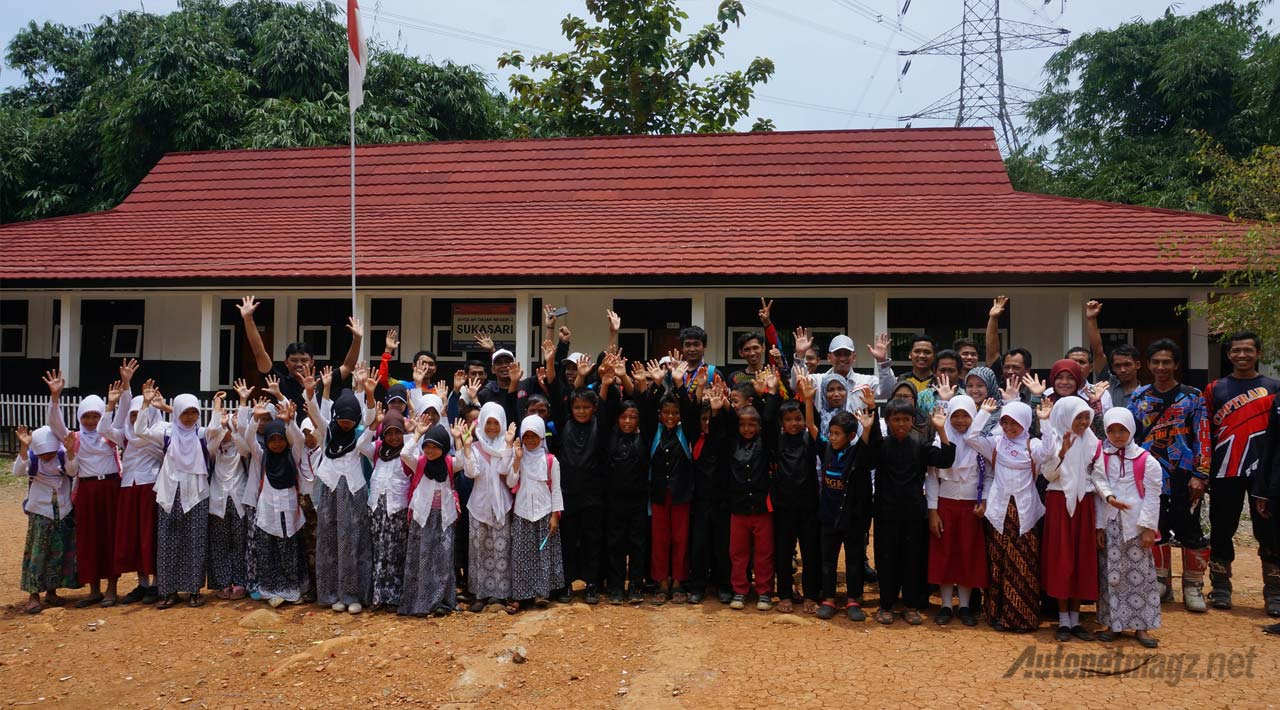 Berita, foto-bersama-sekolah-penerima-sumbangan-komputer-nissan-datsun: Nissan Motor Indonesia Sumbangkan Komputer ke 26 Sekolah untuk Sokong Pendidikan