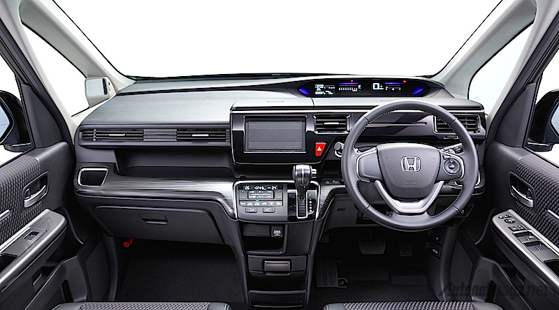 Berita, interior-honda-stepwgn-spada: Honda StepWGN 2015 Punya Pintu Waku-Waku Gate yang Unik!
