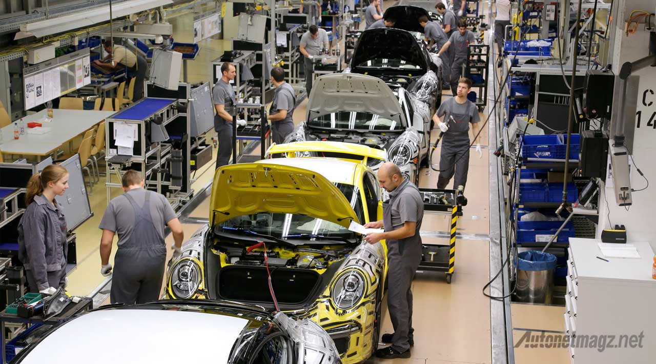 Berita, karyawan-porsche: Pecahkan Rekor Kesuksesan Penjualan, Karyawan Porsche Dapat Bonus 122 Juta!