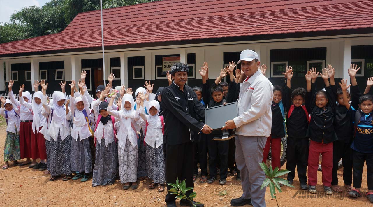 Berita, komputer-sumbangan-nissan-datsun: Nissan Motor Indonesia Sumbangkan Komputer ke 26 Sekolah untuk Sokong Pendidikan
