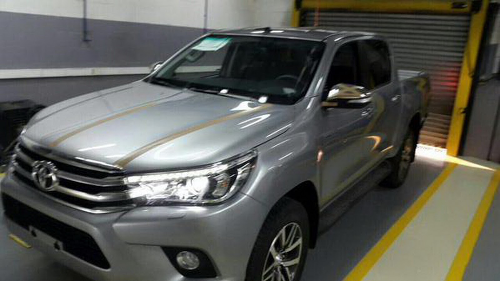 Berita, Toyota Hilux 2015 baru: Terlihat Sudah Sosok Utuh Toyota Hilux Tanpa Penyamaran Sedikit Pun!