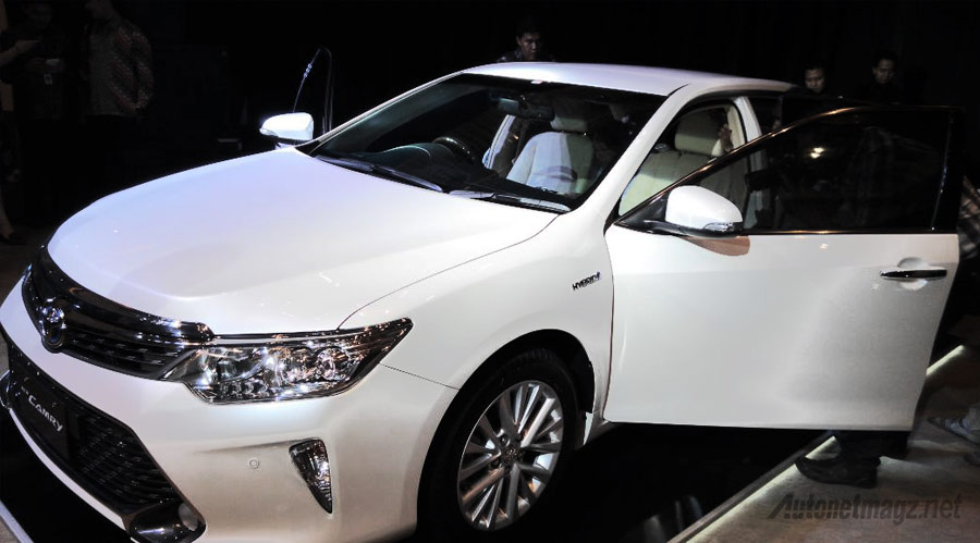 Berita, toyota-camry-facelift-hybrid: Toyota Camry Facelift Akhirnya Diluncurkan, Ini Dia Spek dan Harganya!
