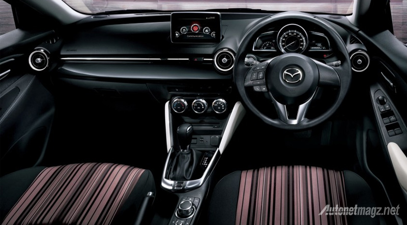 Berita, Interior-Mazda-2-Urban-Stylish-Mode: Mazda 2 di Jepang Dapat Tipe Baru dengan Interior yang Makin Kece
