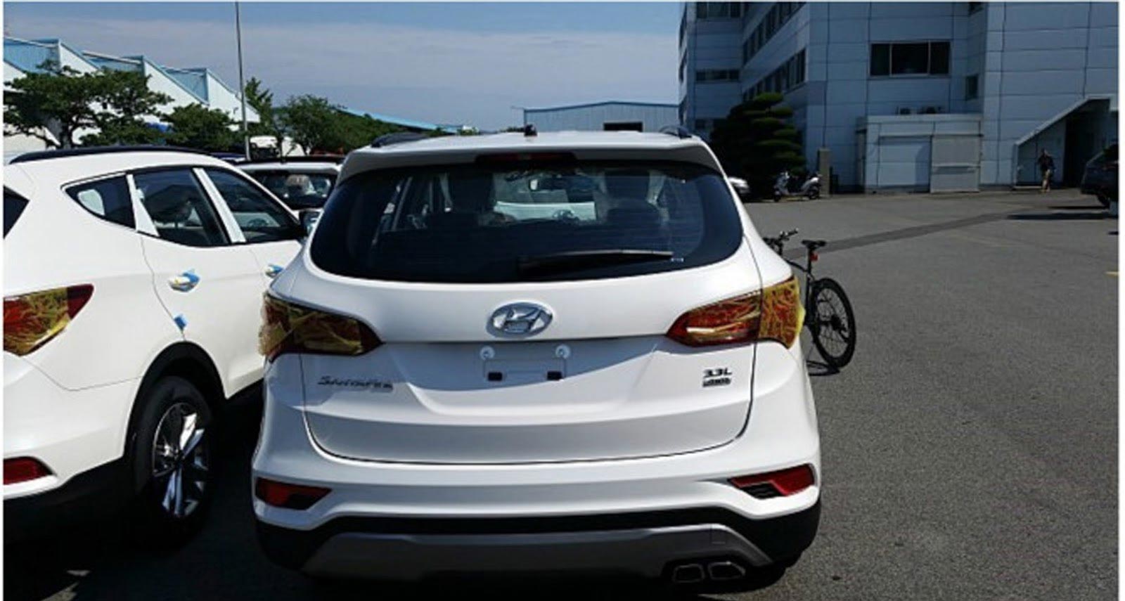 Berita, hyundai-santa-fe-facelift-belakang: Sosok Hyundai Santa Fe Facelift 2016 Tertangkap Kamera Tanpa Penyamaran