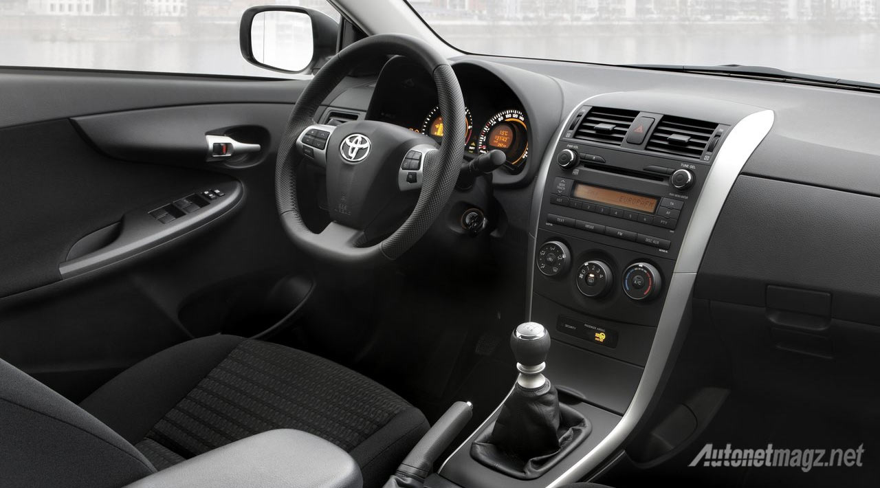Berita, interior-toyota-corolla-2010: Toyota Corolla Lama Diduga Alami Gejala Akselerasi Dadakan, Apa Kata NHTSA?