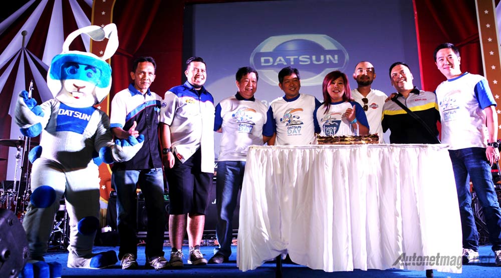 Berita, potong-kue-acara-datsun-day: Acara Datsun Day Rayakan Setahun Kembalinya Datsun, Datsun Lawas dan Anyar Berkumpul!