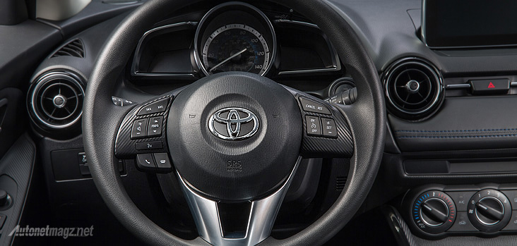 Berita, Interior dashboard Mazda2 SkyActiv berlogo Toyota ada pada Yaris sedan versi Kanada: Toyota Jual Scion iA di Kanada Sebagai Yaris Sedan