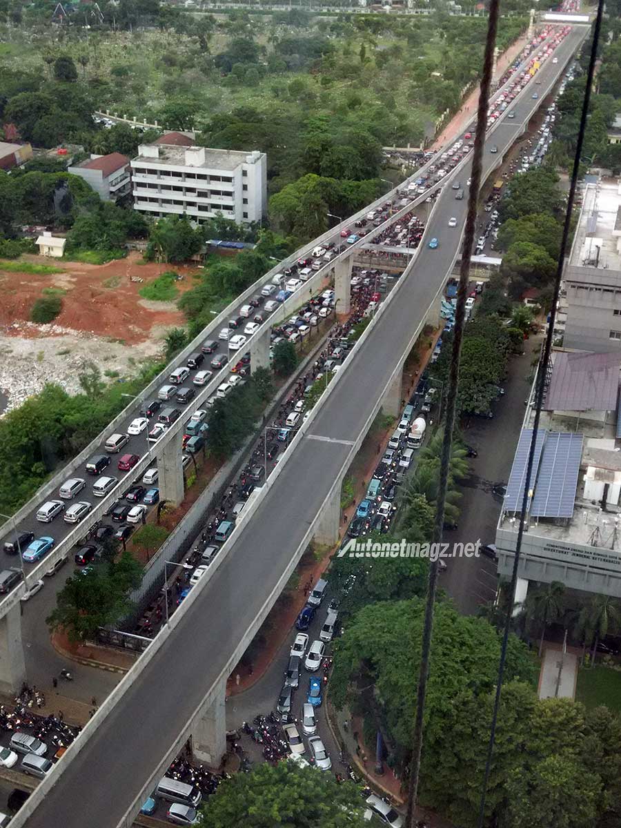 Nasional, Solusi macet dan kemacetan di Jakarta: Guys, Jakarta Macet Itu Karena Kalian Terlalu Sering Menginjak Rem!