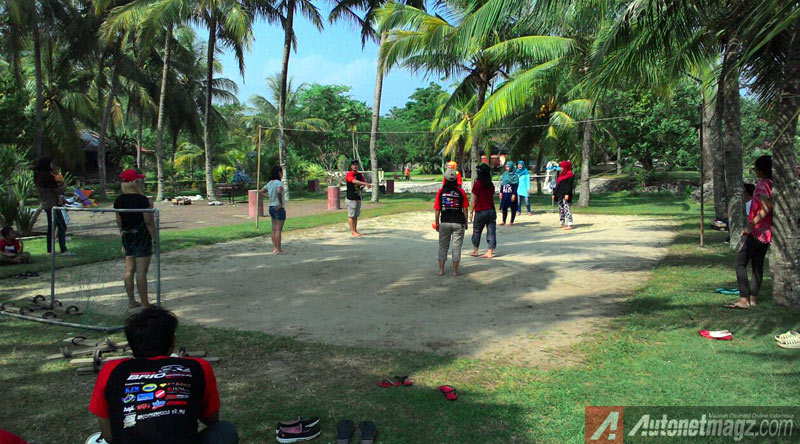 Berita, honda-brio-community-bermain-voli: Honda Brio Community Lakukan Touring Beramai-Ramai ke Anyer