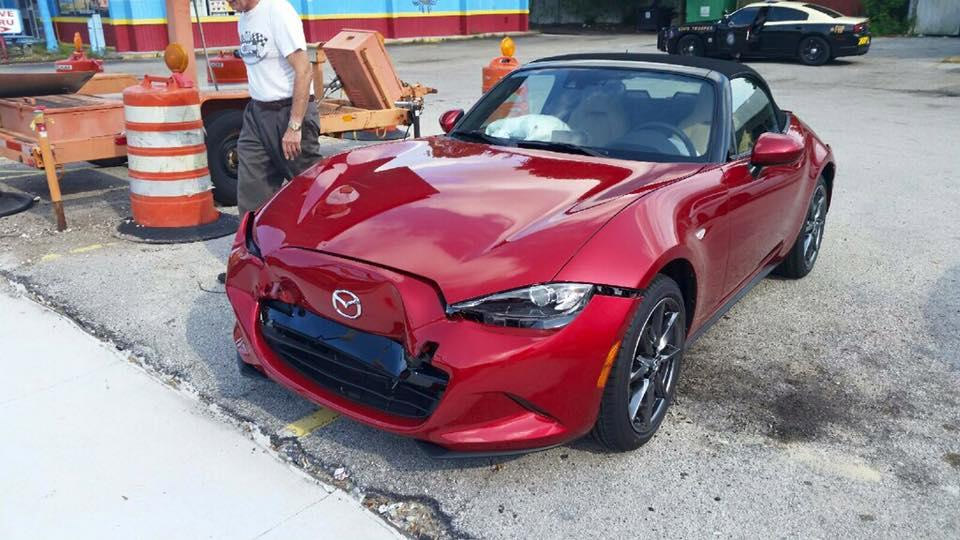 Berita, mazda-mx5-crash-front: Mazda Amerika Ganti MX-5 Pertama yang Kecelakaan Dengan Unit Baru Secara Gratis!