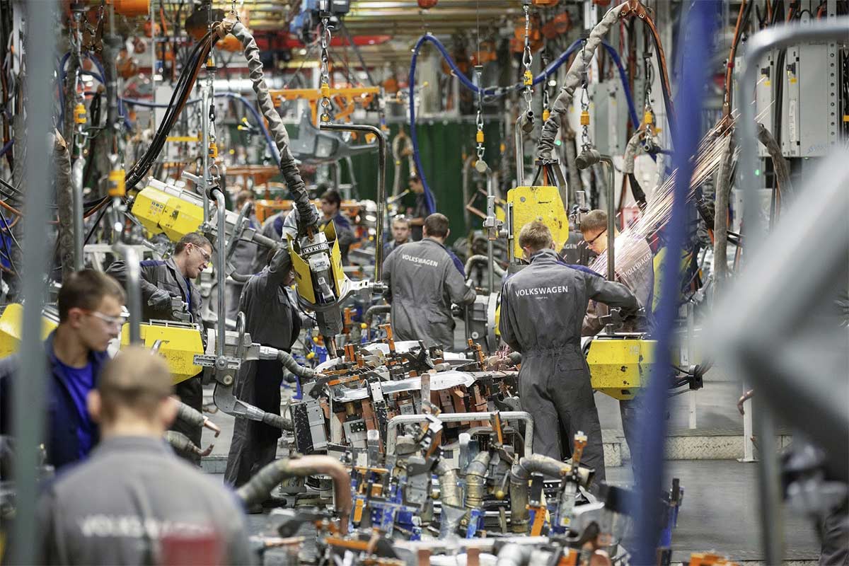 Berita, pabrik-vw: Waduh, Robot Pekerja Tewaskan Karyawan Pabrik Volkswagen di Jerman!