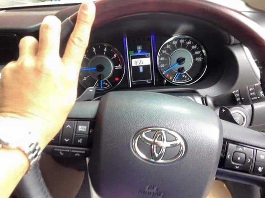 Berita, spy-shot-setir-toyota-fortuner: Toyota Fortuner 2015 (Lagi-Lagi) Tertangkap Kamera Tanpa Penyamaran, Fiturnya Mulai Ketahuan!