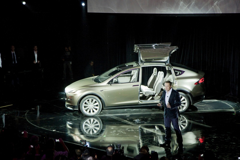Berita, tesla-model-x-falcon-wing-door: Tesla Model X Siap Menjadi Pundi-Pundi Uang Tesla Akhir Tahun 2015