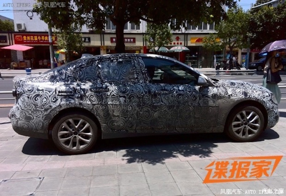 Berita, BMW-seri-1-sedan-tertangkap-di-china-samping: BMW Seri 1 Sedan Tertangkap Basah Sedang Tes Jalan Di China