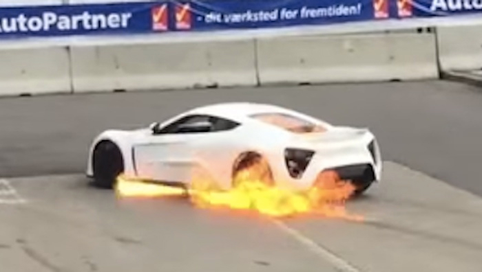 Berita, zenvo-st1-terbakar: Waduh, Supercar Zenvo ST1 Mendadak Terbakar Saat Parade di Denmark!