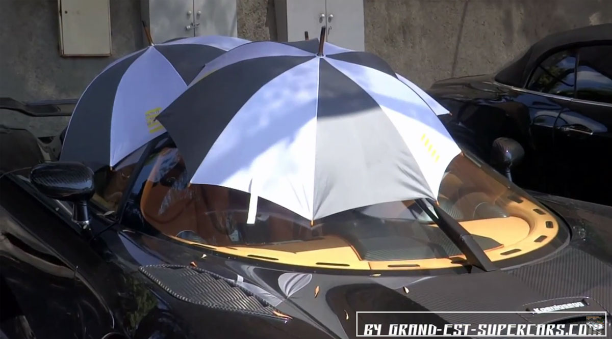 Berita, koenigsegg-agera-r-pakai-payung: Pemilik Koenigsegg Agera R Ini Kehilangan Atapnya Gara-Gara Mobilnya Terlalu Bertenaga!