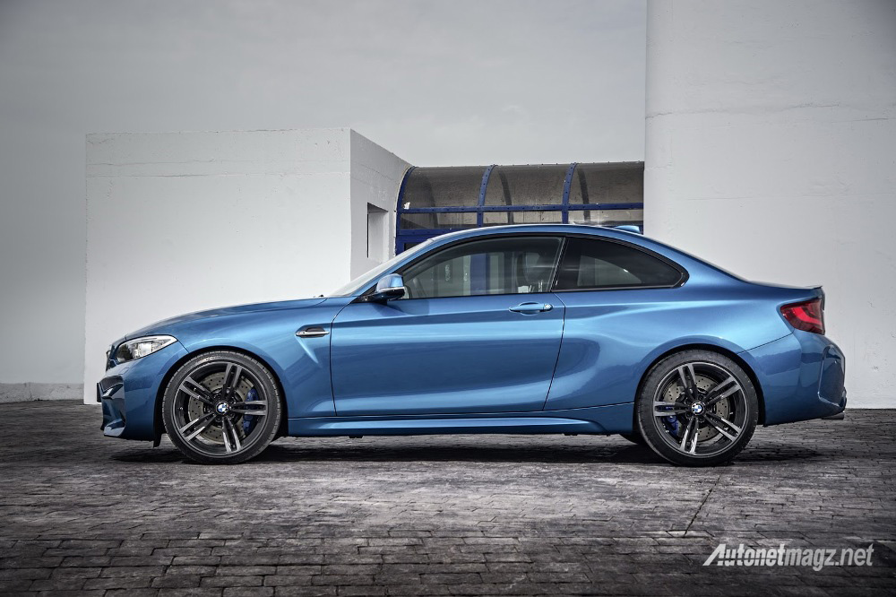 BMW, BMW-M2-Coupe-side: BMW M2 Tampil Dengan Kegantengan Tidak Kalah Dengan M4, Plus Kompak!